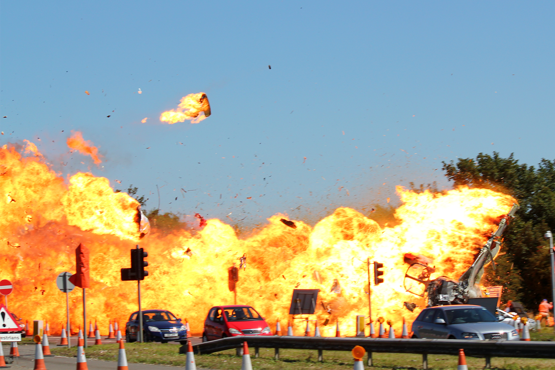 El momento del impacto del Hawker Hunter fue captado por las cámaras. El avión se observa en la parte inferior derecha de la fotografía y el piloto sobrevivió. Foto: Sunday Mirror / Mirrorprix