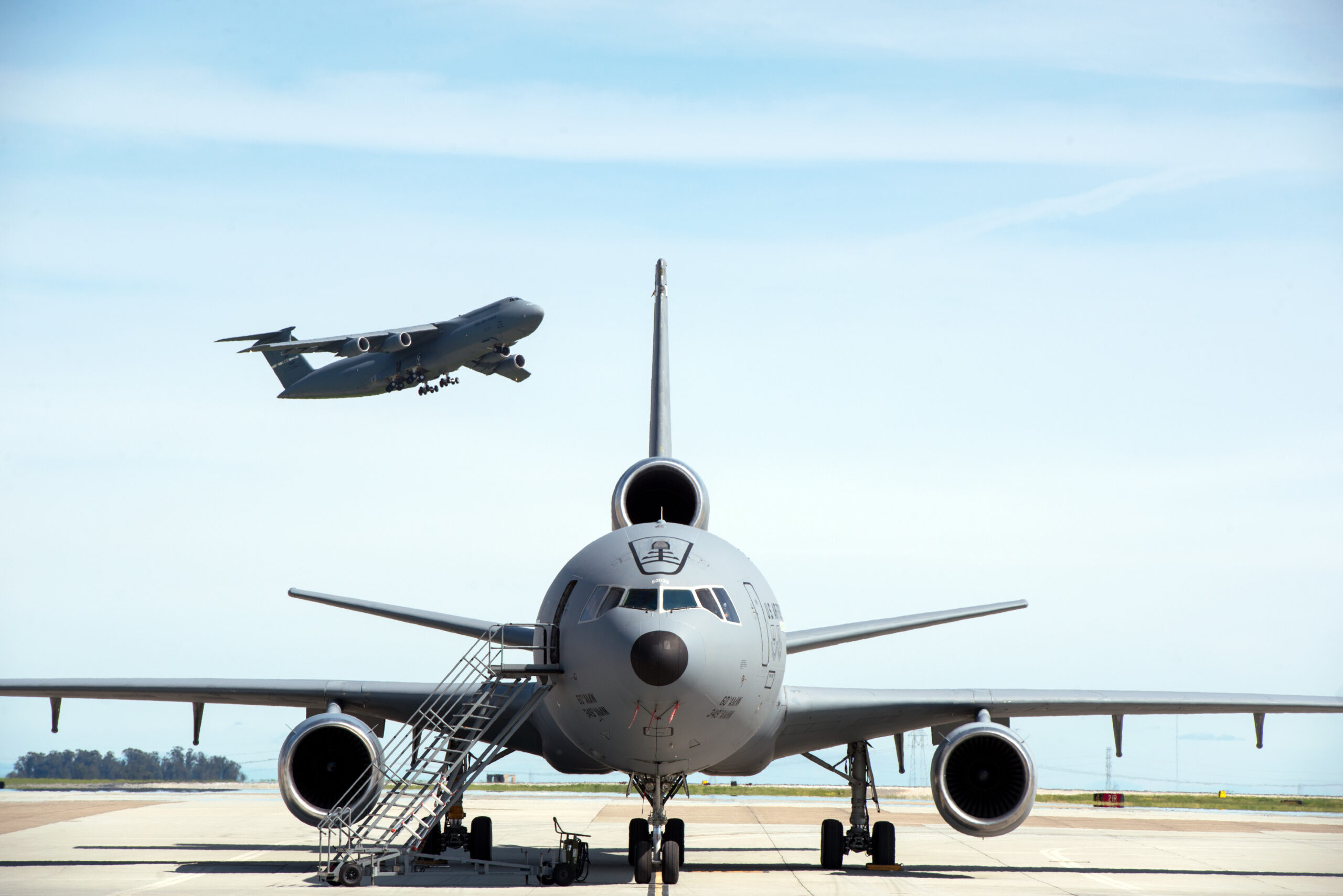 El primer ejercicio ha sido llevado a cabo con un C-5M Super Galaxy que ha transferido combustible a un KC-10 de la USAF. Foto: Louis Briscese / USAF