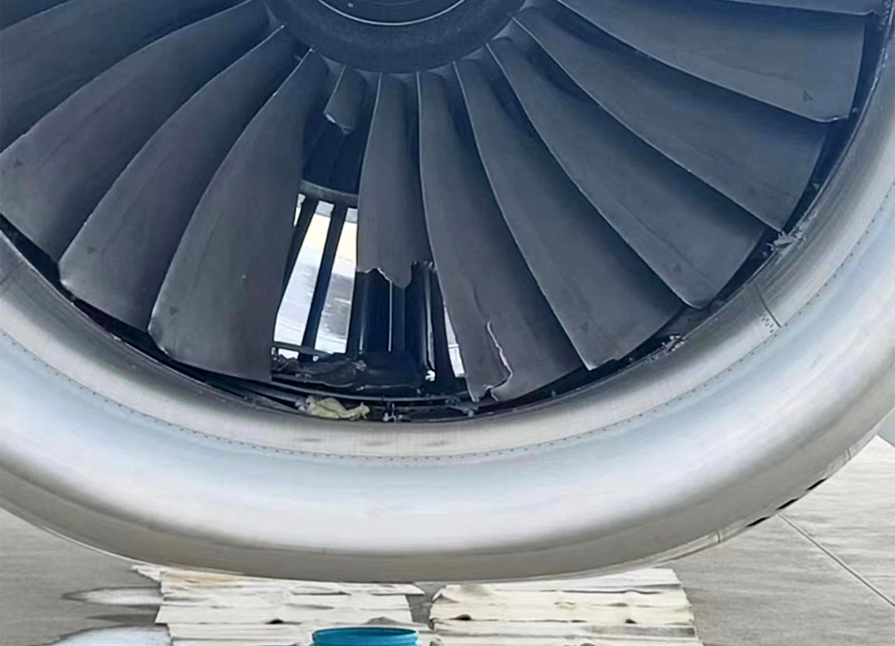 Imagen de parte de los daños del motor número 1 del Airbus A330-300 de China Eastern tras aterrizar en el aeropuerto de Xiamen.