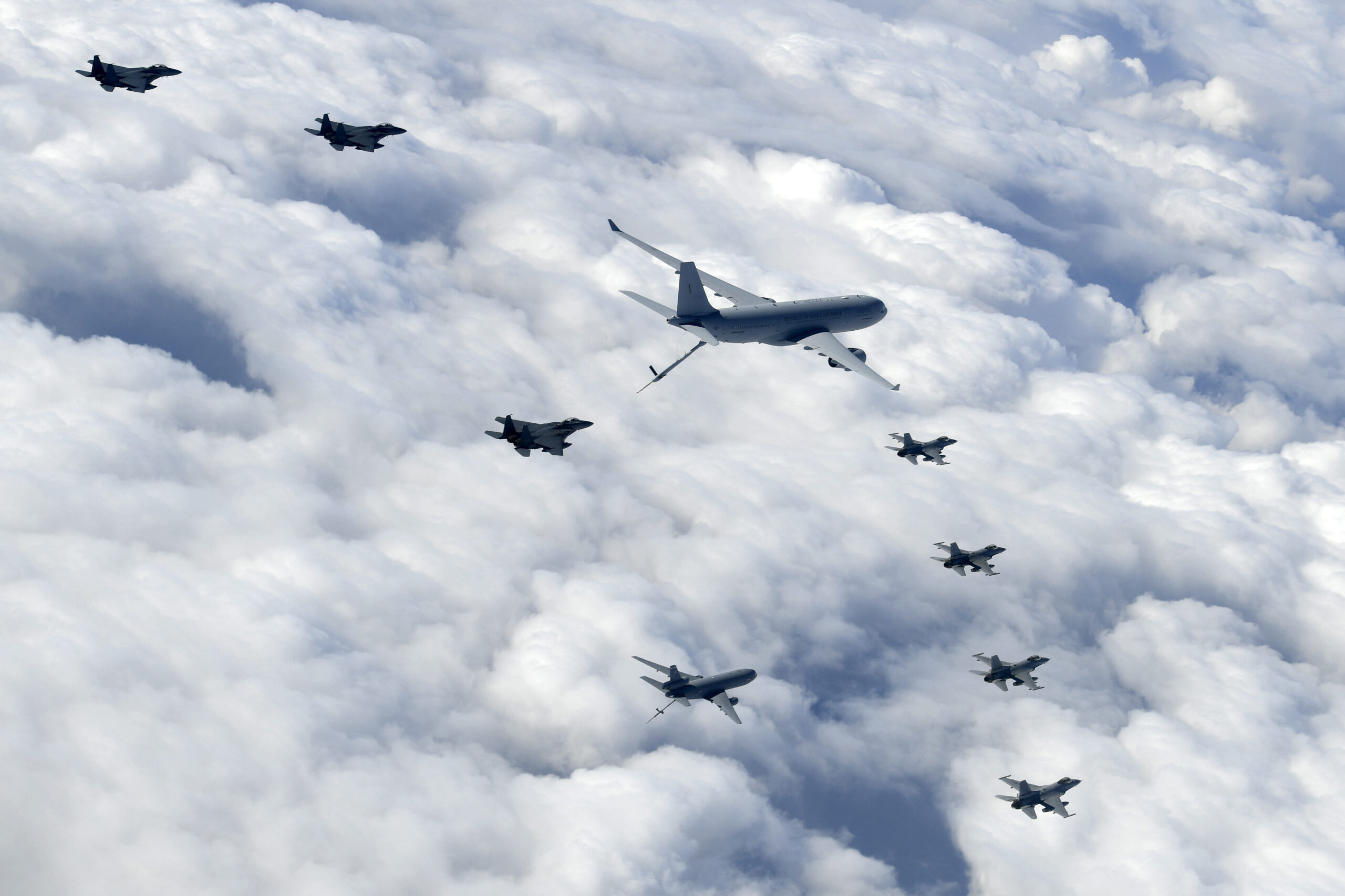 A330 MRTT, KF-16 y F-15K de la ROKAF en un ejercicio conjunto con la USAF que participa con un KC-10. Foto: ROKAF