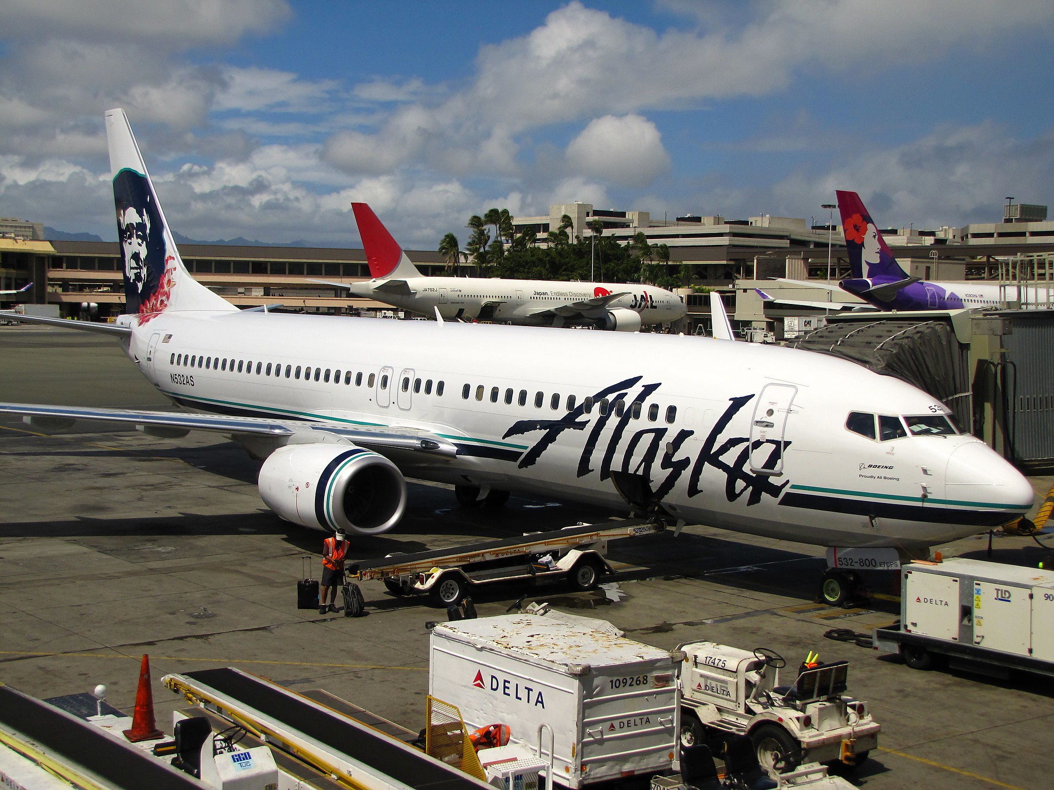 Uno de los Boeing 737 de Alaska Airlines en Hawaii, junto a un avión de Hawaiian Airlines