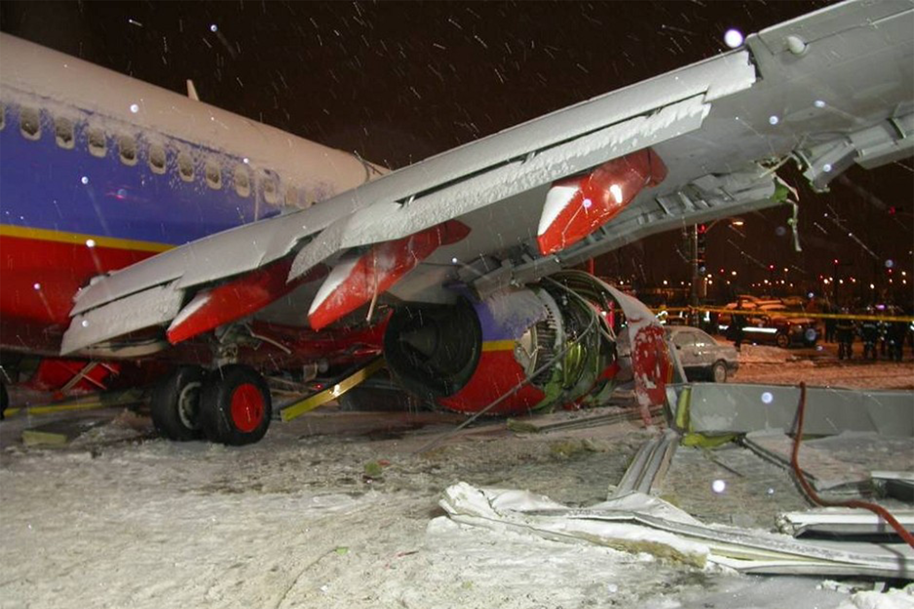 El 737 sufrió considerables daños en el fuselaje, las alas, el tren de aterrizaje y los motores. Foto: NTSB