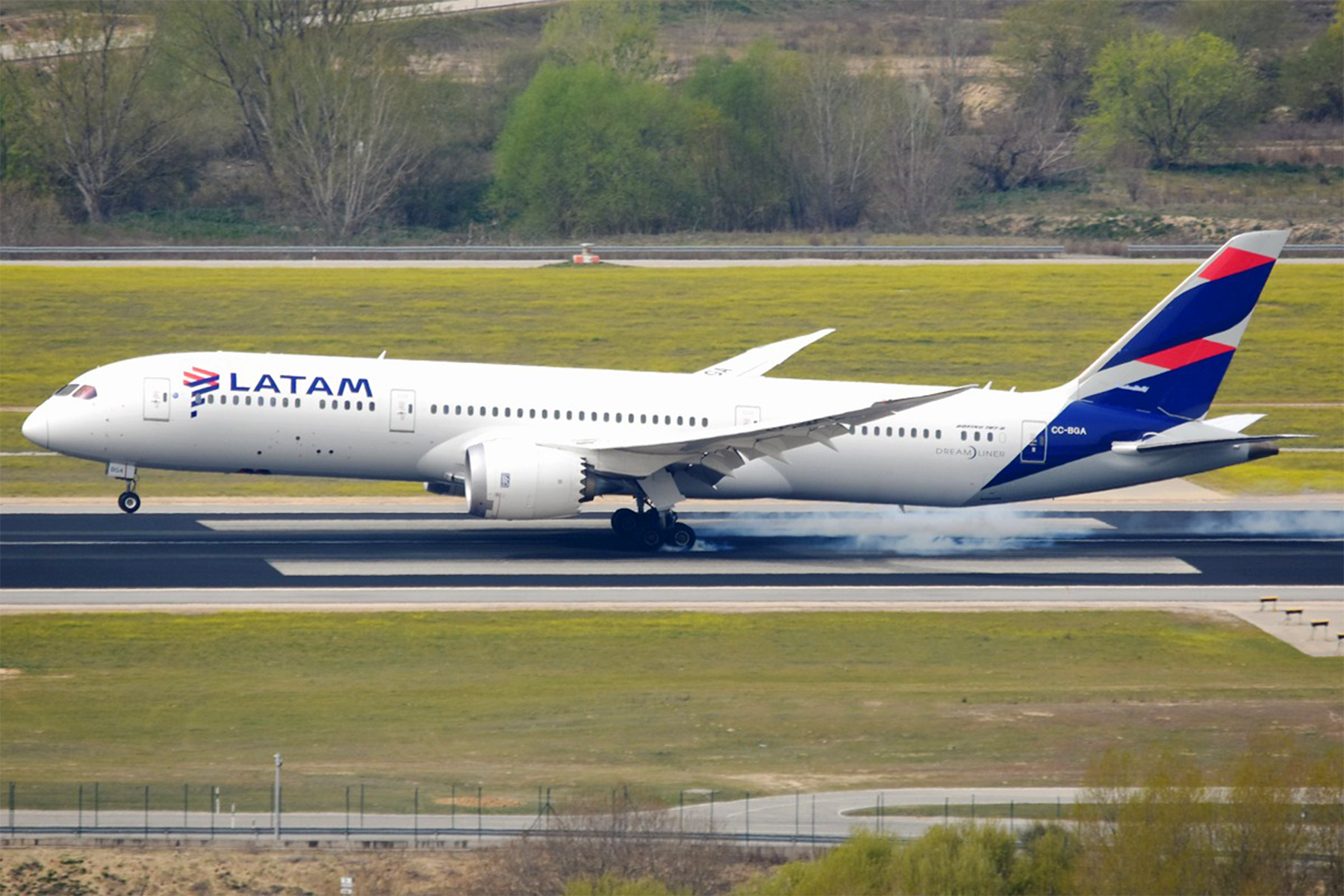 Uno de los Boeing 787-9 de LATAM aterrizando en Madrid. Foto: Alberto González Díaz