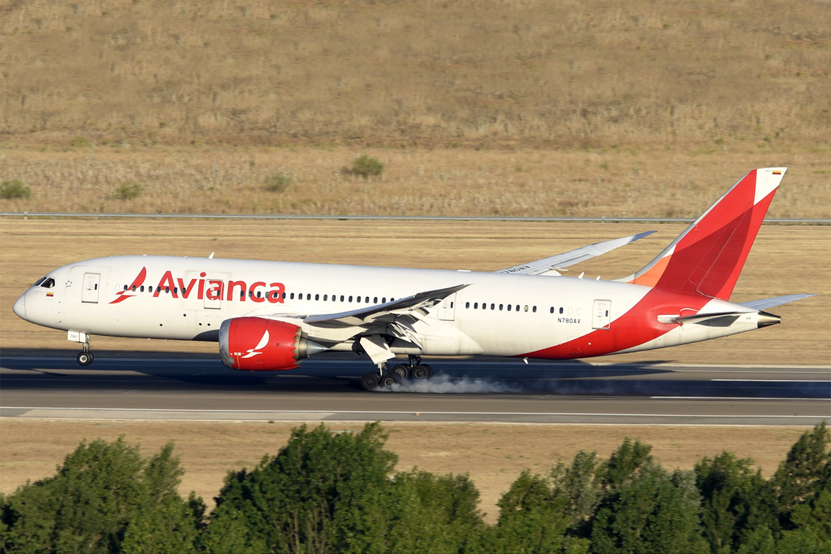 El avión implicado en este incidente, el Boeing 787-8 de Avianca con matrícula N780AV, aterrizando en Madrid.