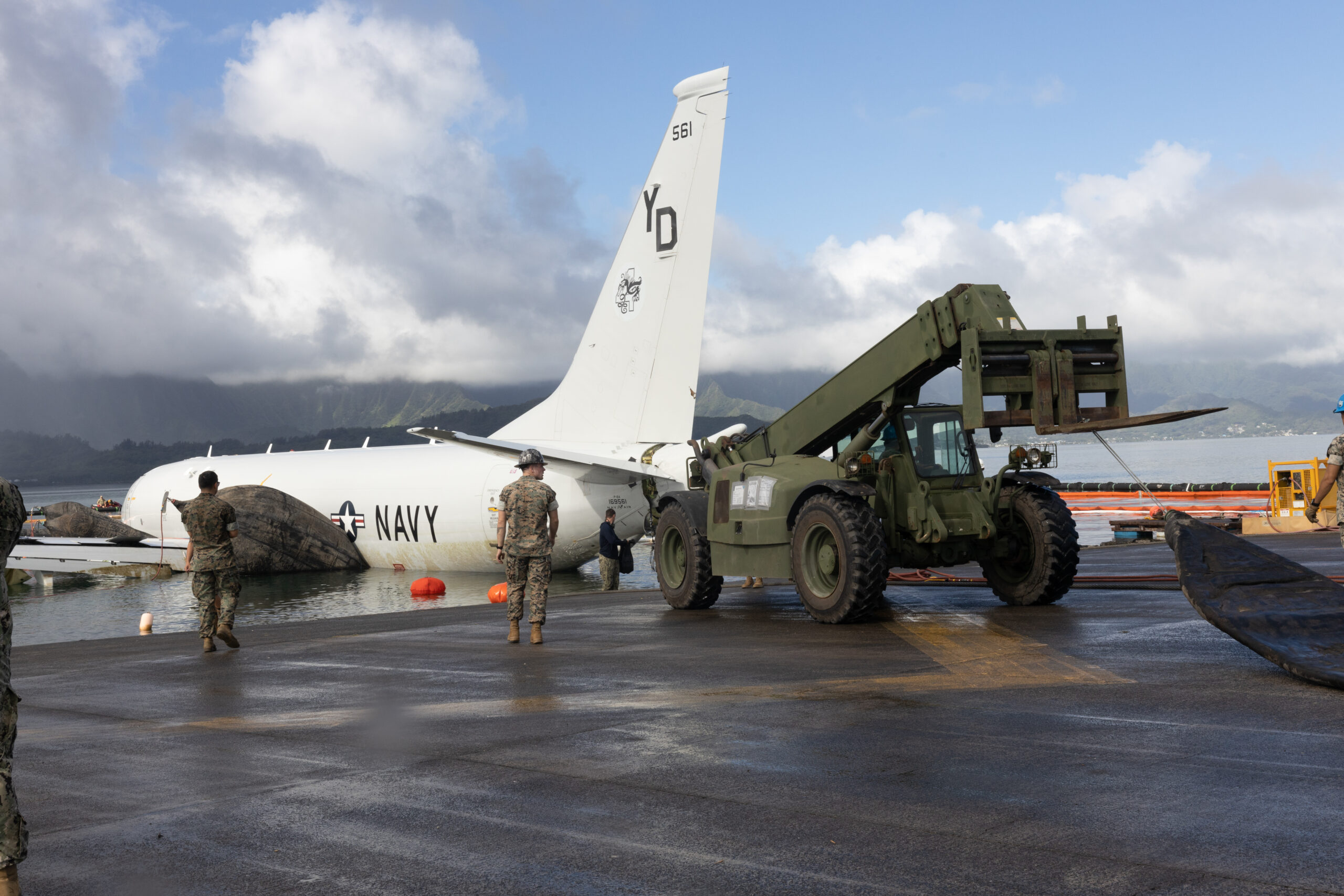 El avión reflotado y a punto de ser arrastrado fuera del agua. Foto: Cpl. Tania Guerrero / US Marine Corps