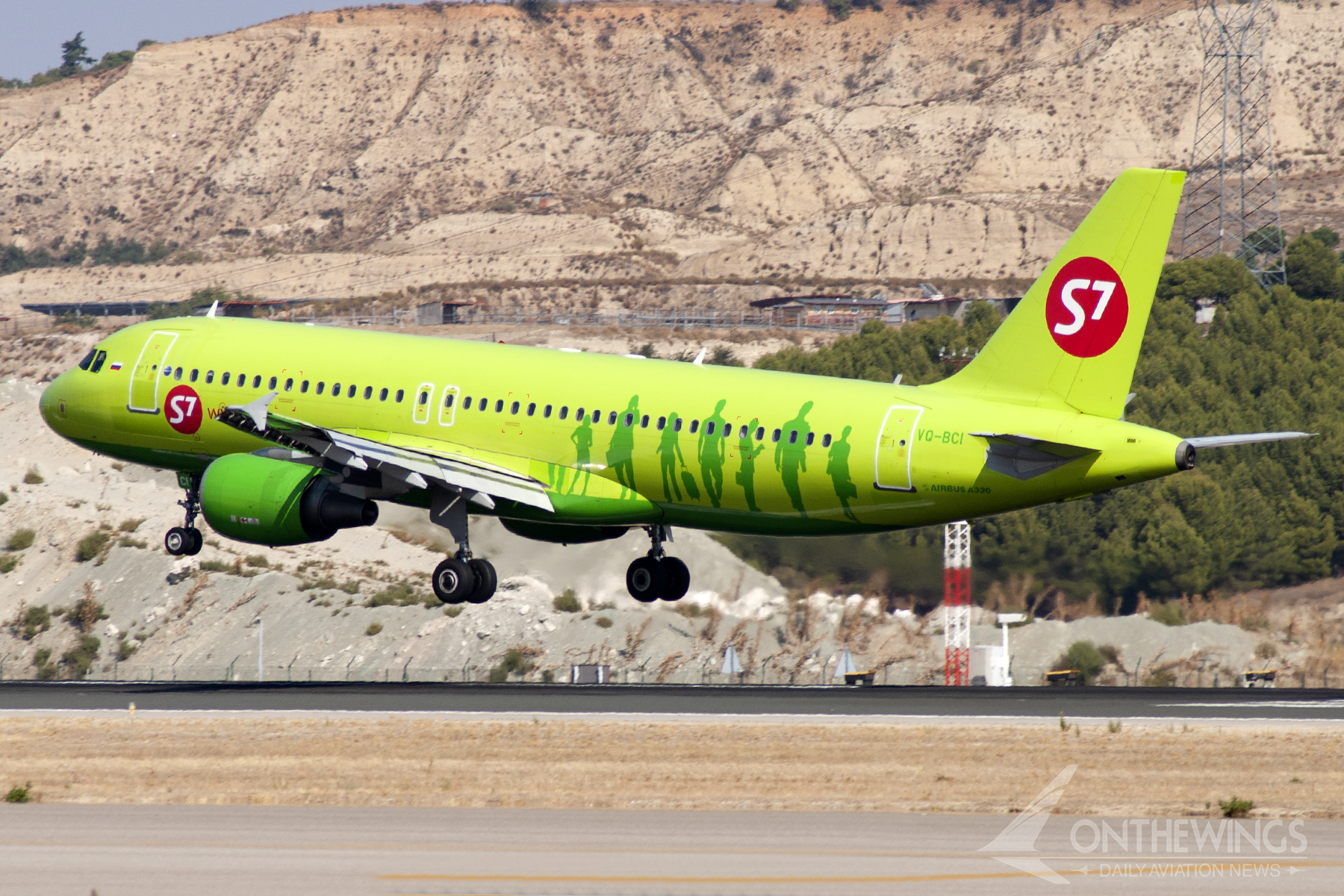 Un Airbus A320 de S7 Airlines aterrizando en Madrid en una foto de archivo