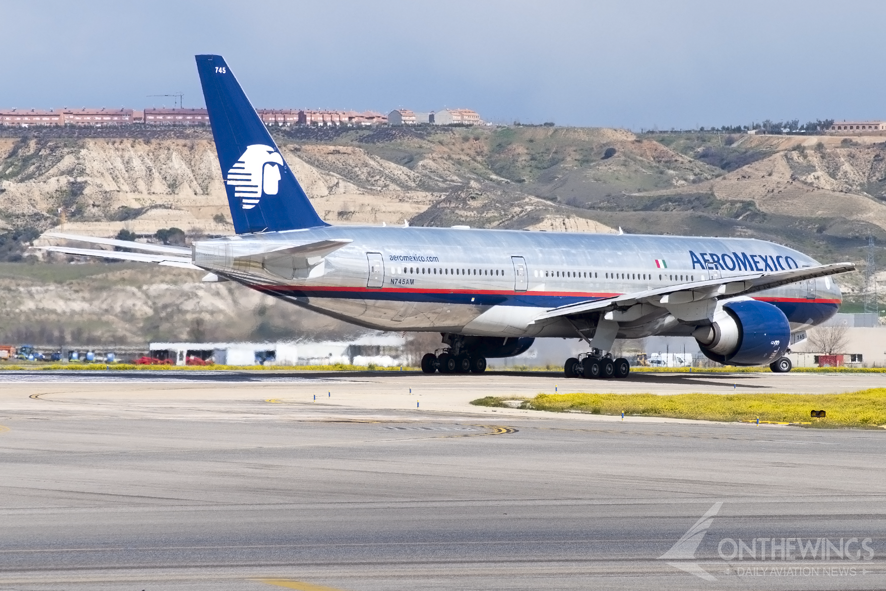 El 777 de Aeroméxico con matrícula N745AM entrando en la pista 14R para el despegue.