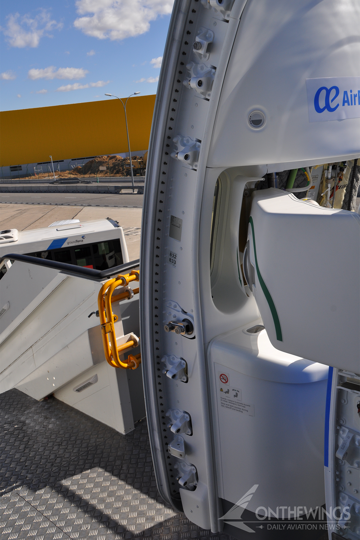 Vista del lateral de una puerta de un Boeing 787 Dreamliner