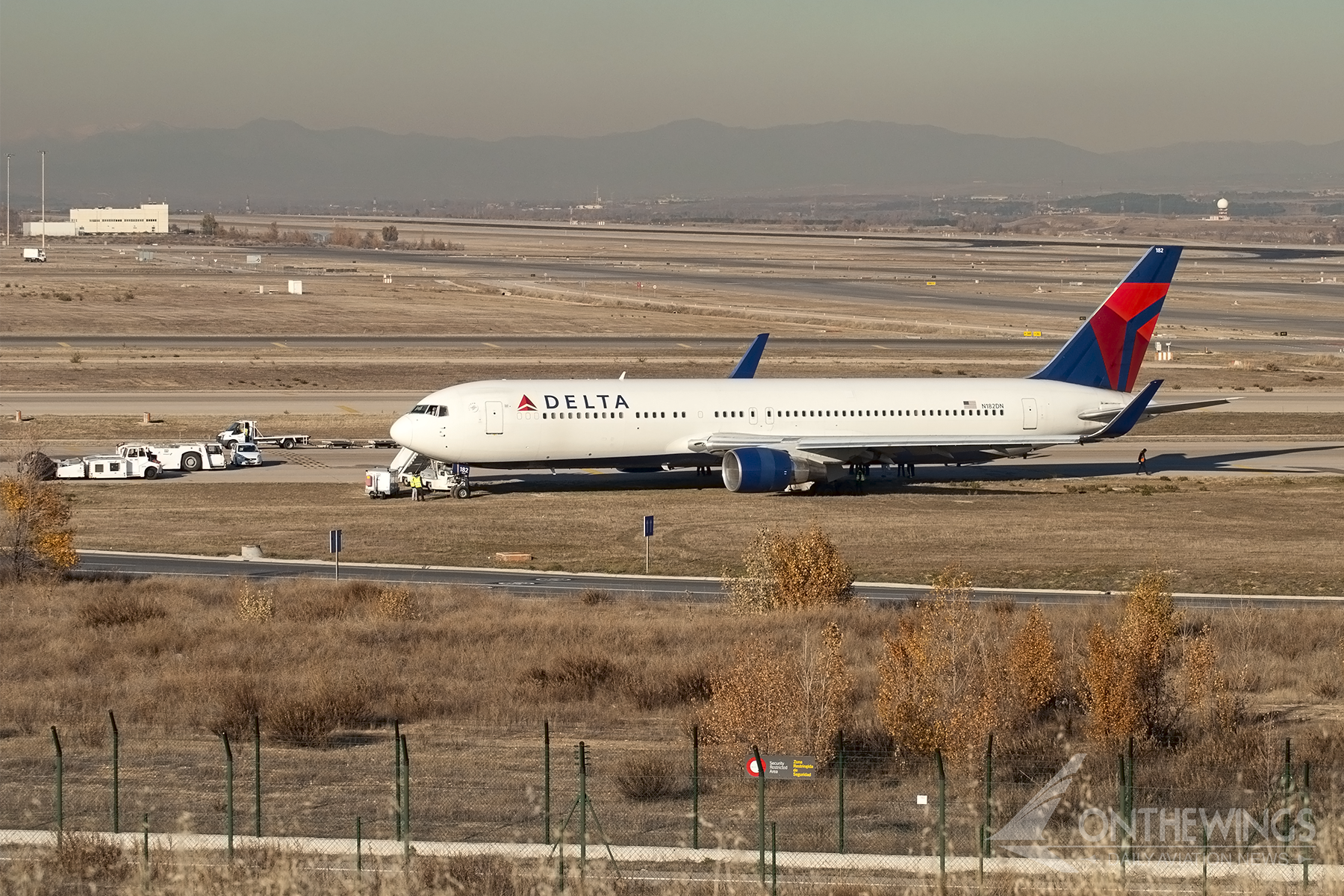 El 767 de Delta se detuvo en una zona de hierba cercana a la cabecera de la pista 14R