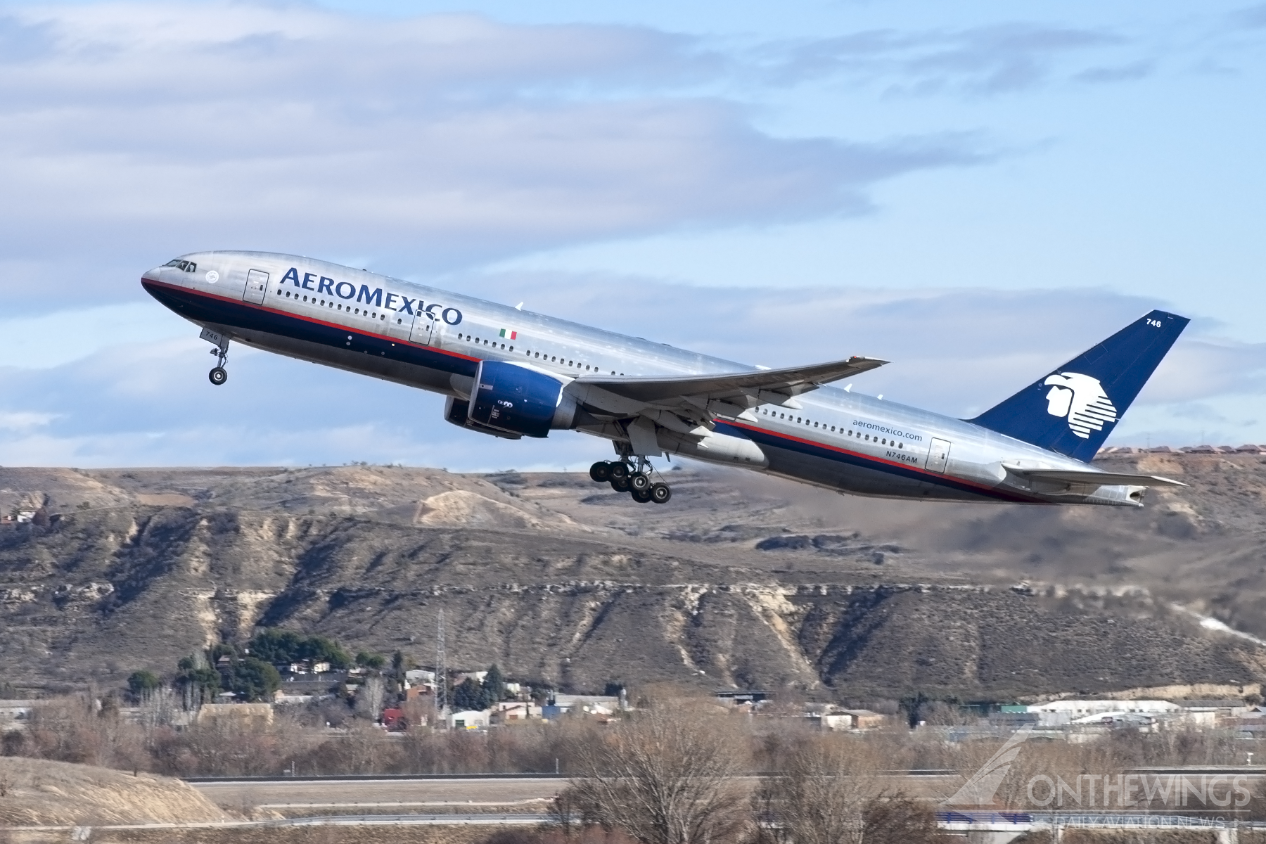 El Boeing 777-200ER con matrícula N746AM de Aeroméxico despegando desde Madrid