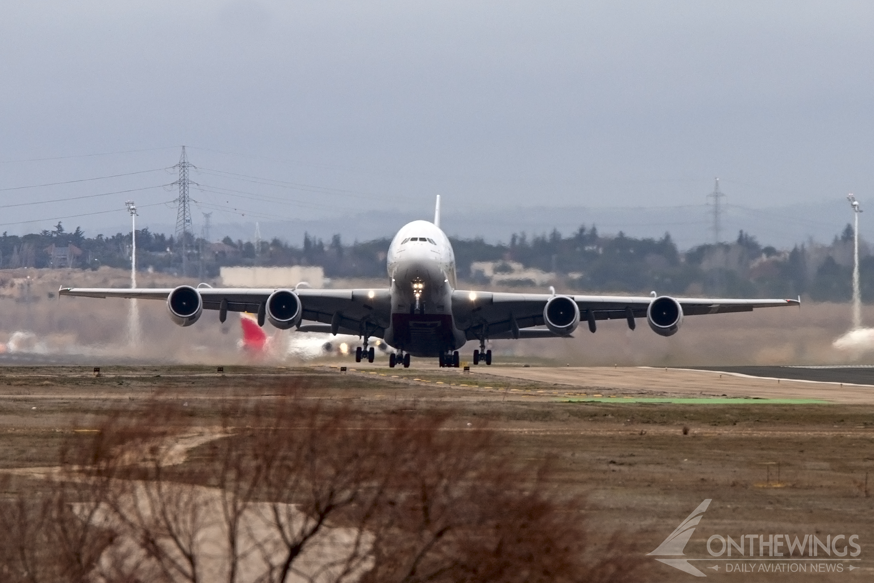 Un vuelo de Emirates despegando con viento cruzado.