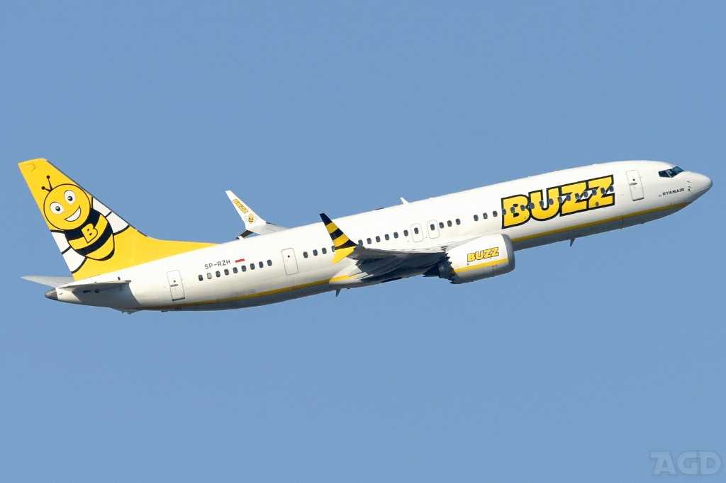 Un Boeing 737 MAX8-200 de Buzz despegando desde Barajas. Foto: Alberto González.
