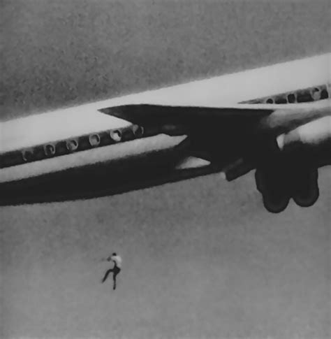 El polizón más famoso es Ketih Sapsford, que cayó de la bahía del tren de un DC-8 de Japan Airlines en el aeropuerto de Sídney el 24 de febrero de 1970. Fue captado en una fotografía de John Gilpin
