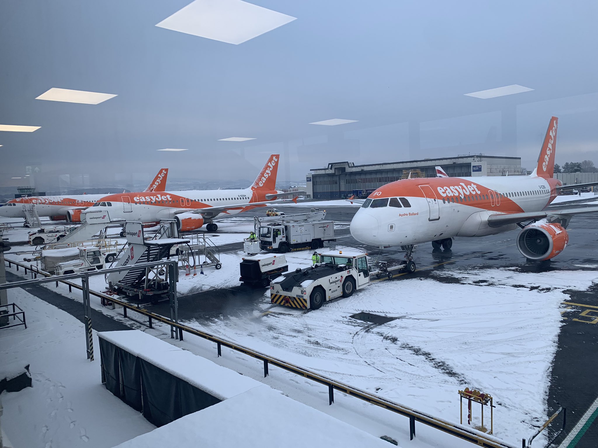 Varios aviones de EasyJet en el aeropuerto de Glasgow ayer por la tarde, tras la caída de las primeras nieves. Foto: Rich M. Glasgow