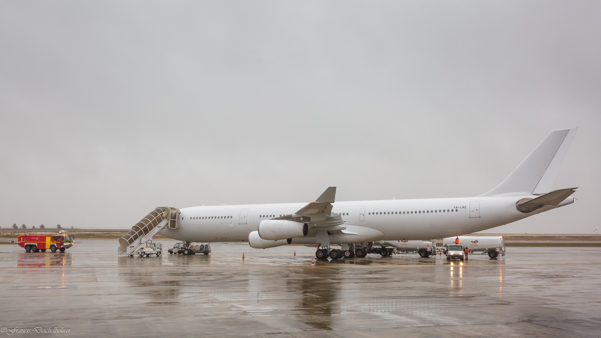 El Airbus A340-300 de Legend Airlines está todavía parado en la plataforma del aeropuerto de París - Vatry. Foto: Francis Deichelbohrer via X