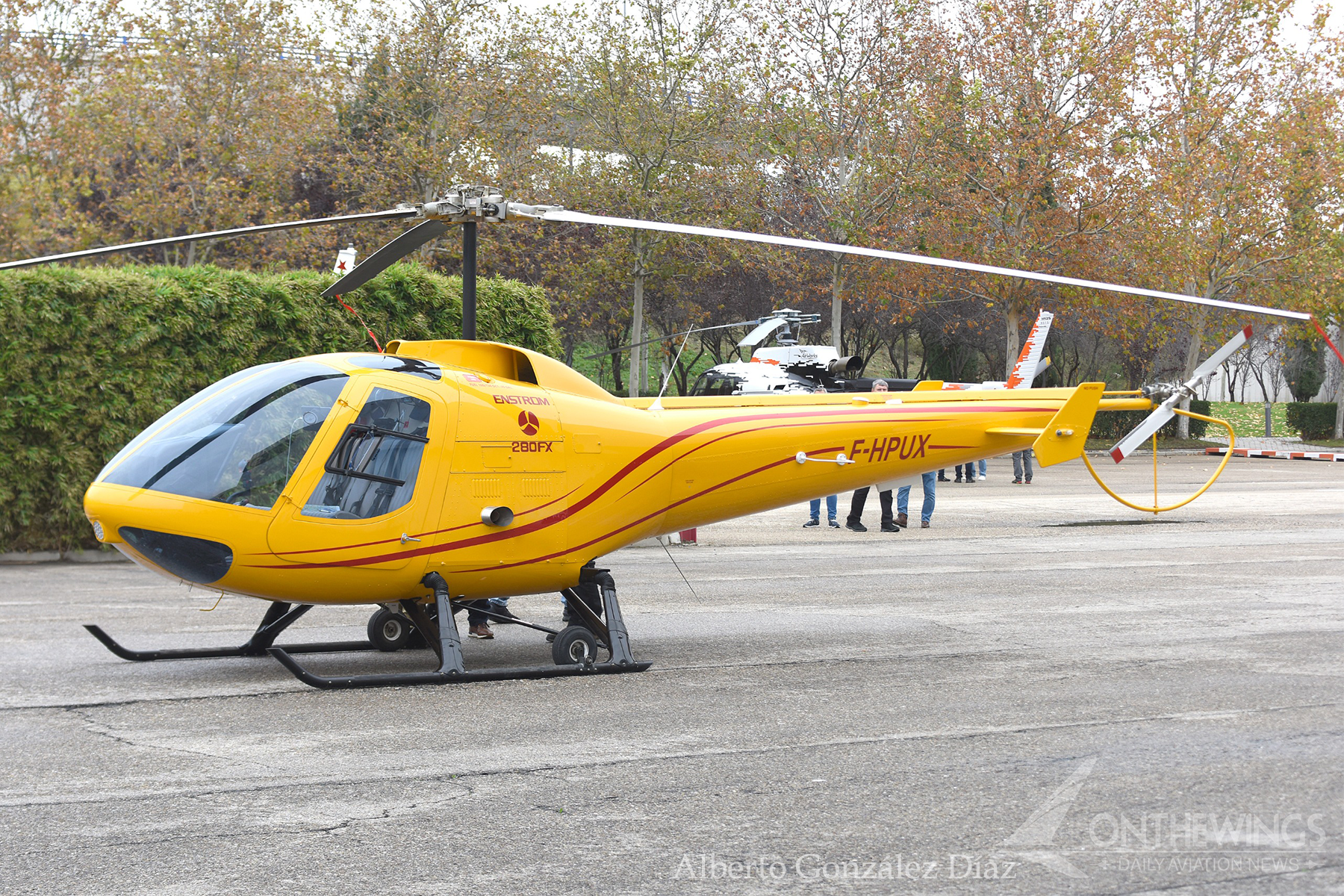 El helicóptero accidentado esta mañana poco antes del despegue. Es un Enstorm 280FX Shark, el segundo modelo más grande que fabrica Enstorm. Foto: Alberto González.