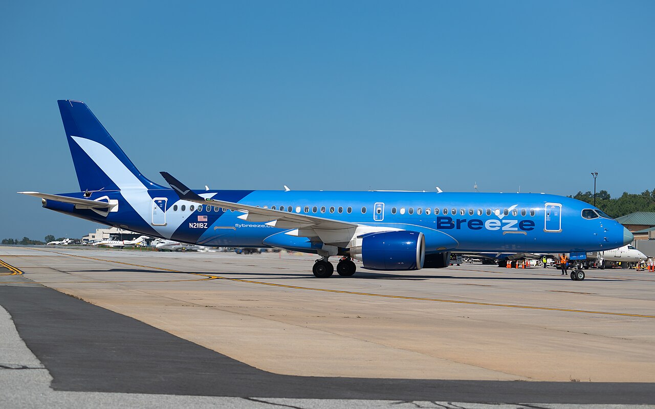 La flota actual de Breeze Airways está compuesta por 18 A220 y 17 ERJ190. Foto: Dave (Airport Operations)