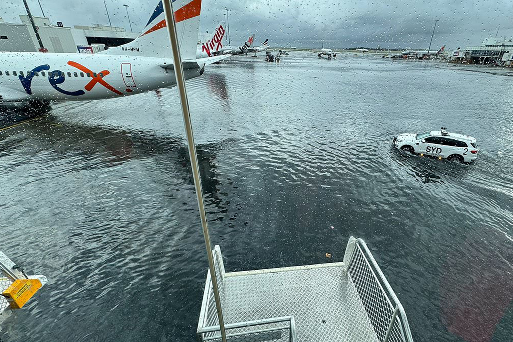 Imagen de las inundaciones en una de las plataformas del aeropuerto de Sídney