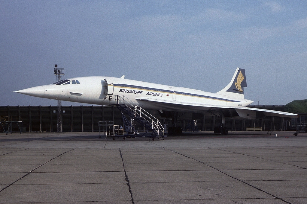 Uno de los aviones estuvo pintado con una librea parcial de Singapore Airlines como colaboración en los vuelos entre Londres y Singapur con escala en Bahréin