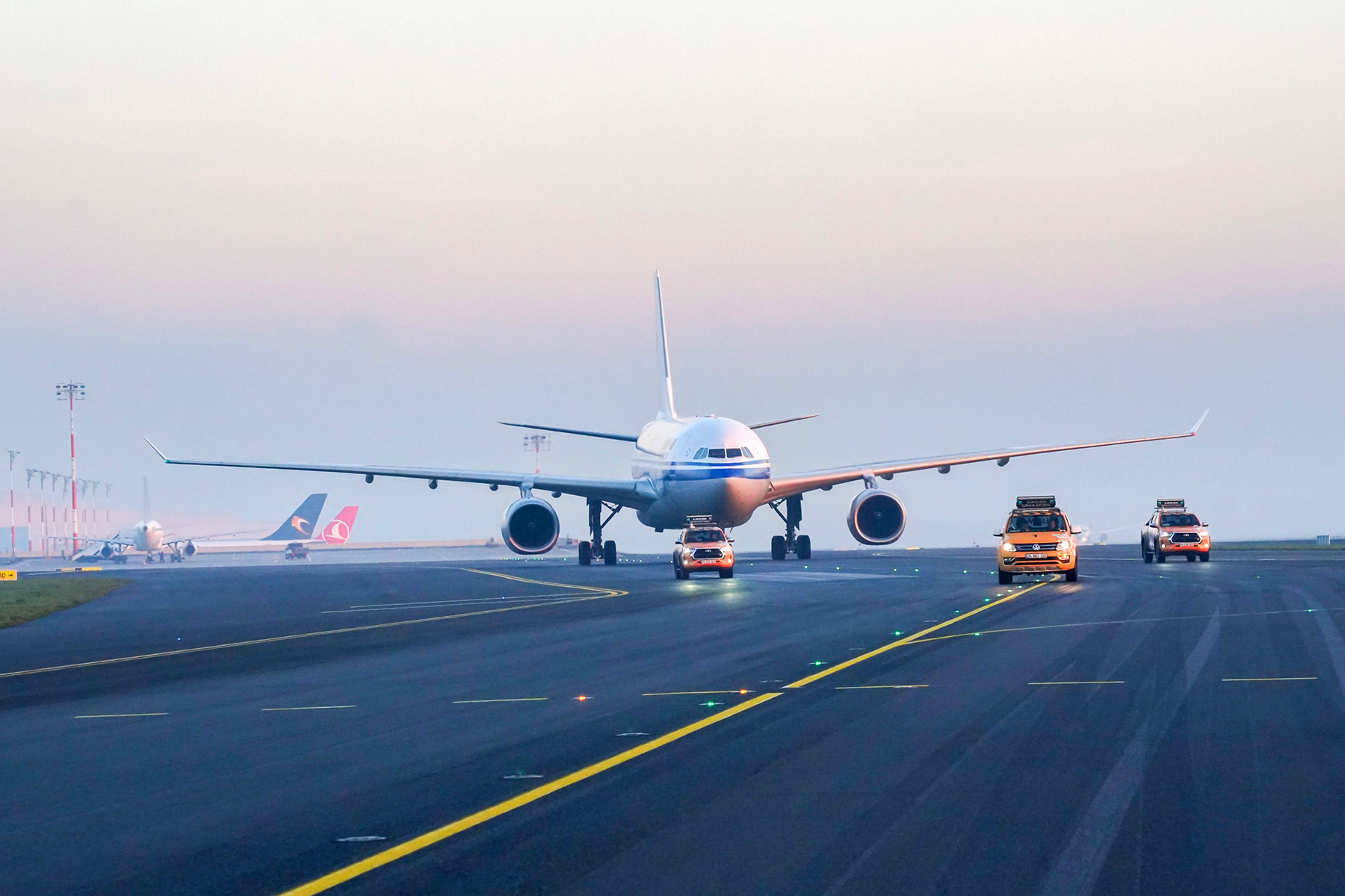 El primer vuelo de Air China al aeropuerto de Estambul fue escoltado a su llegada por varios follow me.