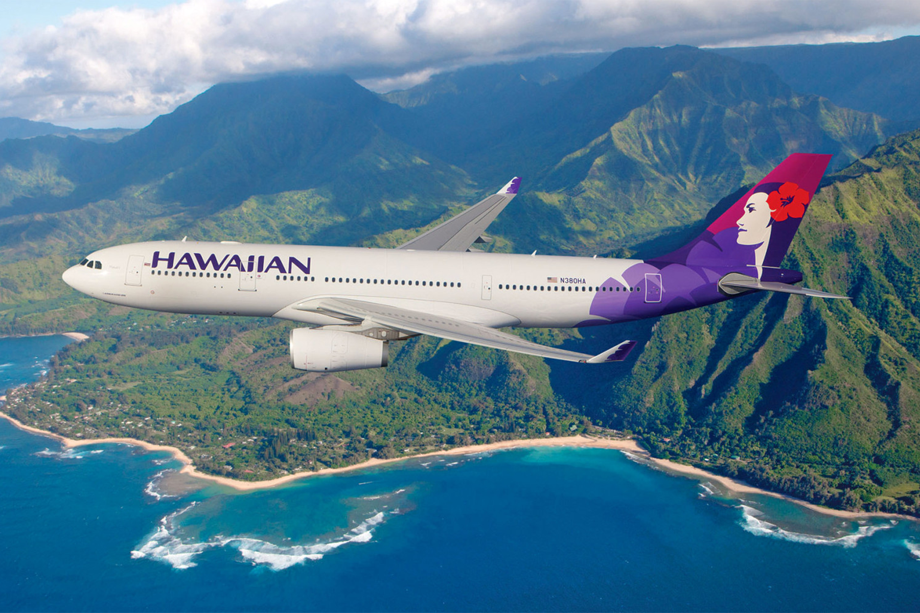 Uno de los Airbus A330-200 de Hawaiian Airlines sobrevolando la costa Hawaiana.