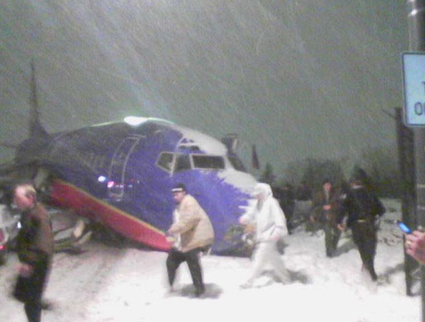 Evacuación en los primeros momentos después del accidente. Como se puede observar, había una importante capa de nieve. Foto: NTSB