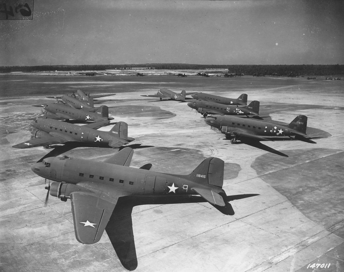 Nuestro protagonista con número de serie 4307 es el primer C-47 (DC-3) de la fila derecha de la foto cuando operaba para la Fuerza Aérea de los estados unidos bajo el registro 41-7808. Foto: USAF Archives