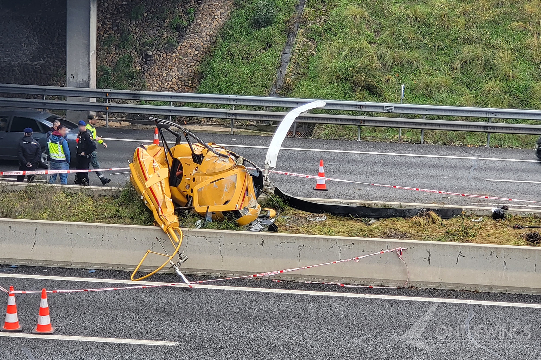 El helicóptero siniestrado ha quedado encima de la mediana de la autopista M-40 de Madrid