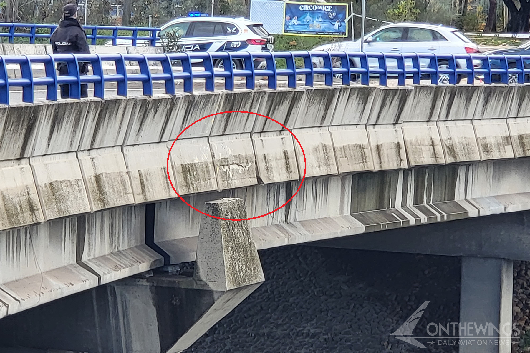 Las marcas dejadas por las palas del helicóptero en el puente son visibles.