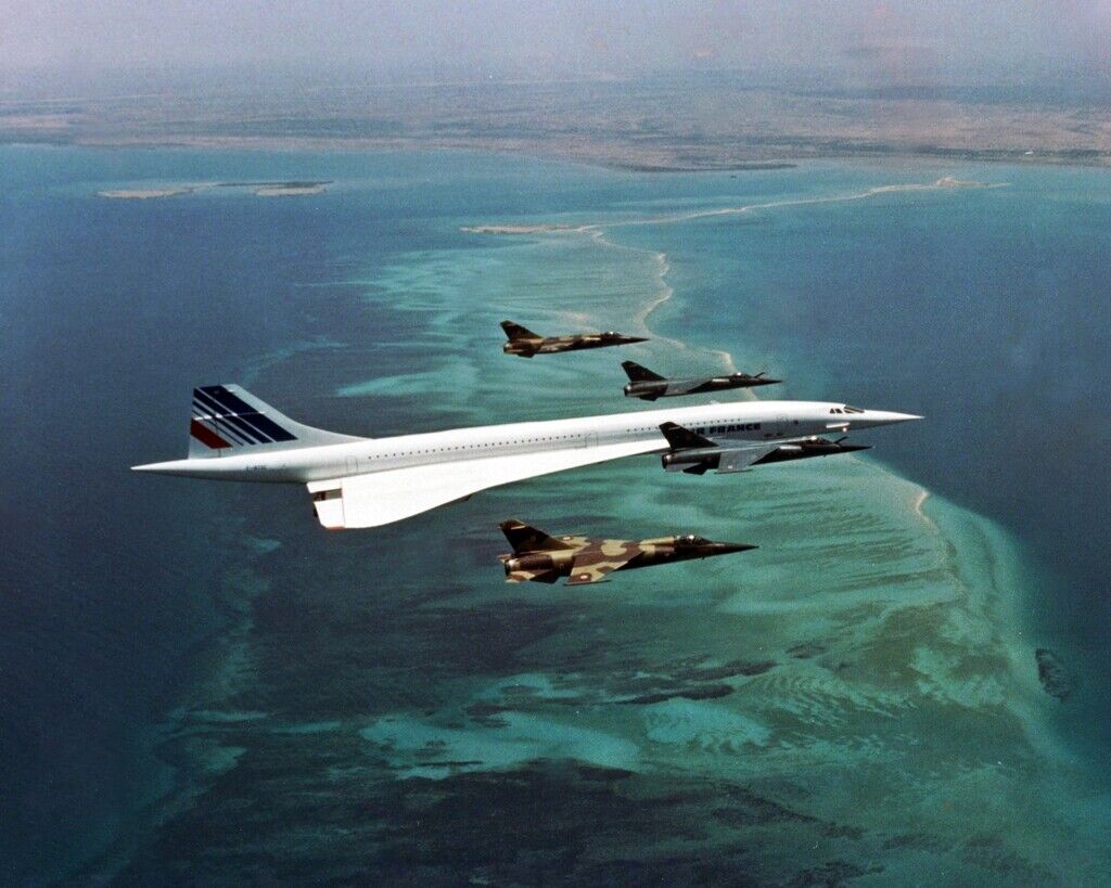 Uno de los aviones de Air France escoltado por 4 Mirage F-1 franceses en Djibouti. Foto: Armeé de l'Air