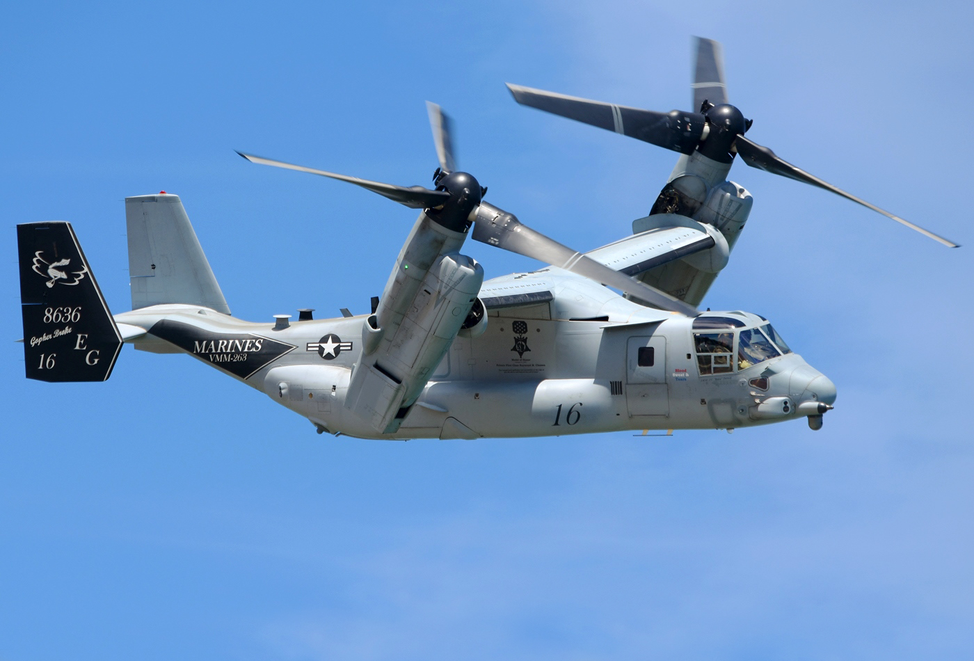 Un MV-22B Osprey de los Marines de los EEUU que lleva la librea especial en homenaje al soldado Raymond M. Clausen. Foto: Alberto González Díaz