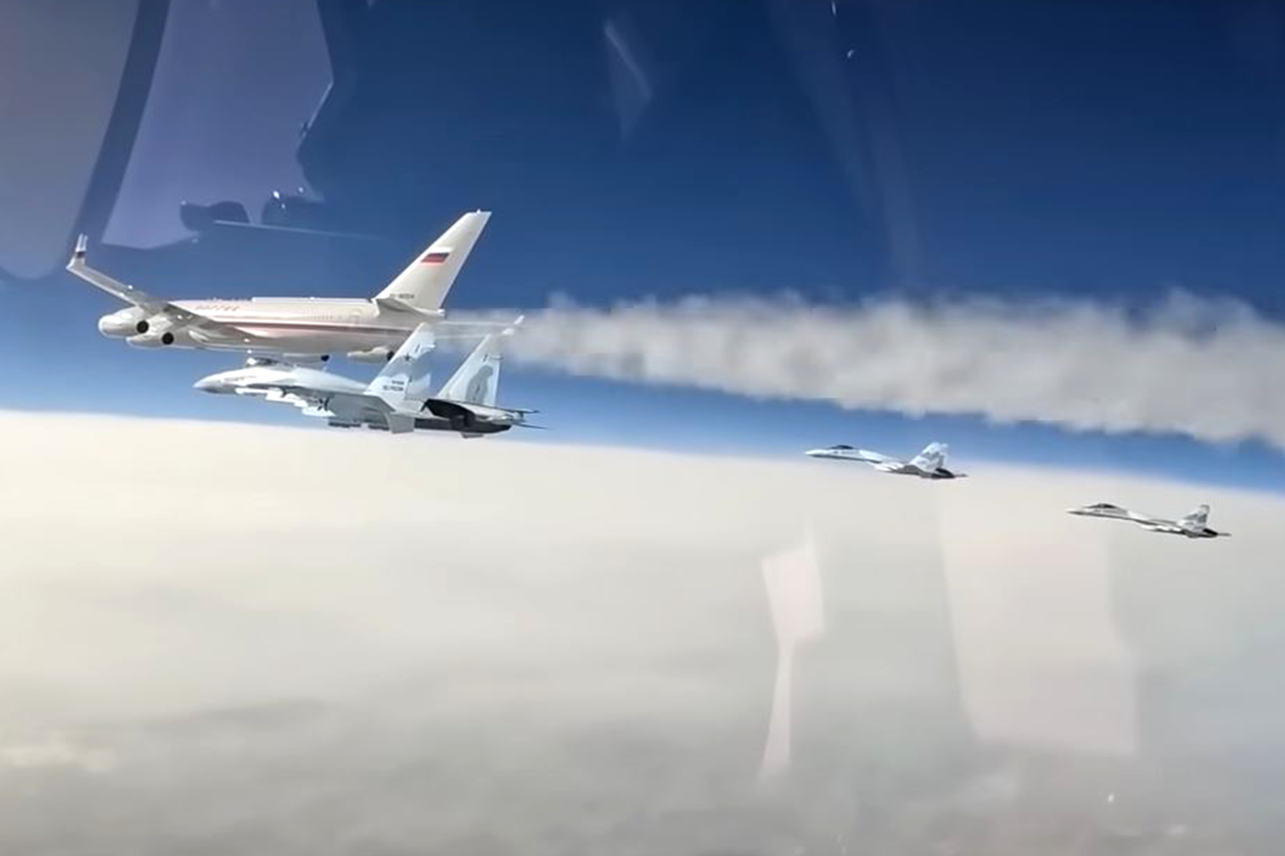 Cuatro SU-35 han escoltado al IL-96-300 de Vladimir Putin durante todos sus vuelos.