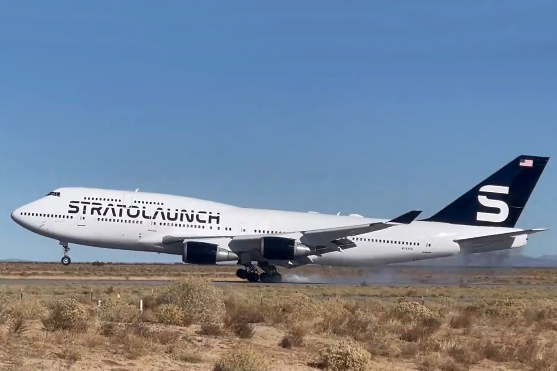 El Boeing 747 de Stratolaunch aterrizando en Mojave con la librea de la compañía.