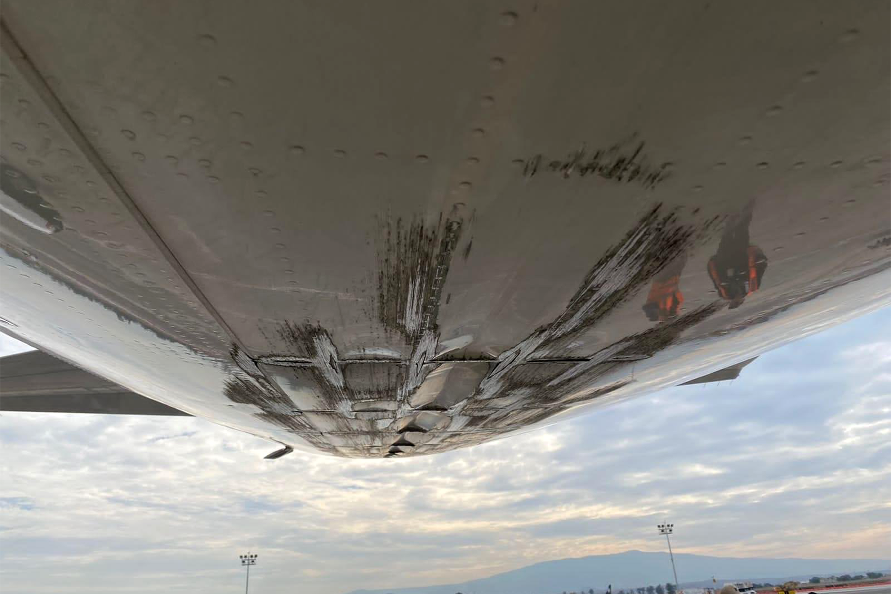 Los daños en el A321 de Volaris son considerables en la parte baja trasera del avión. Foto: redes sociales