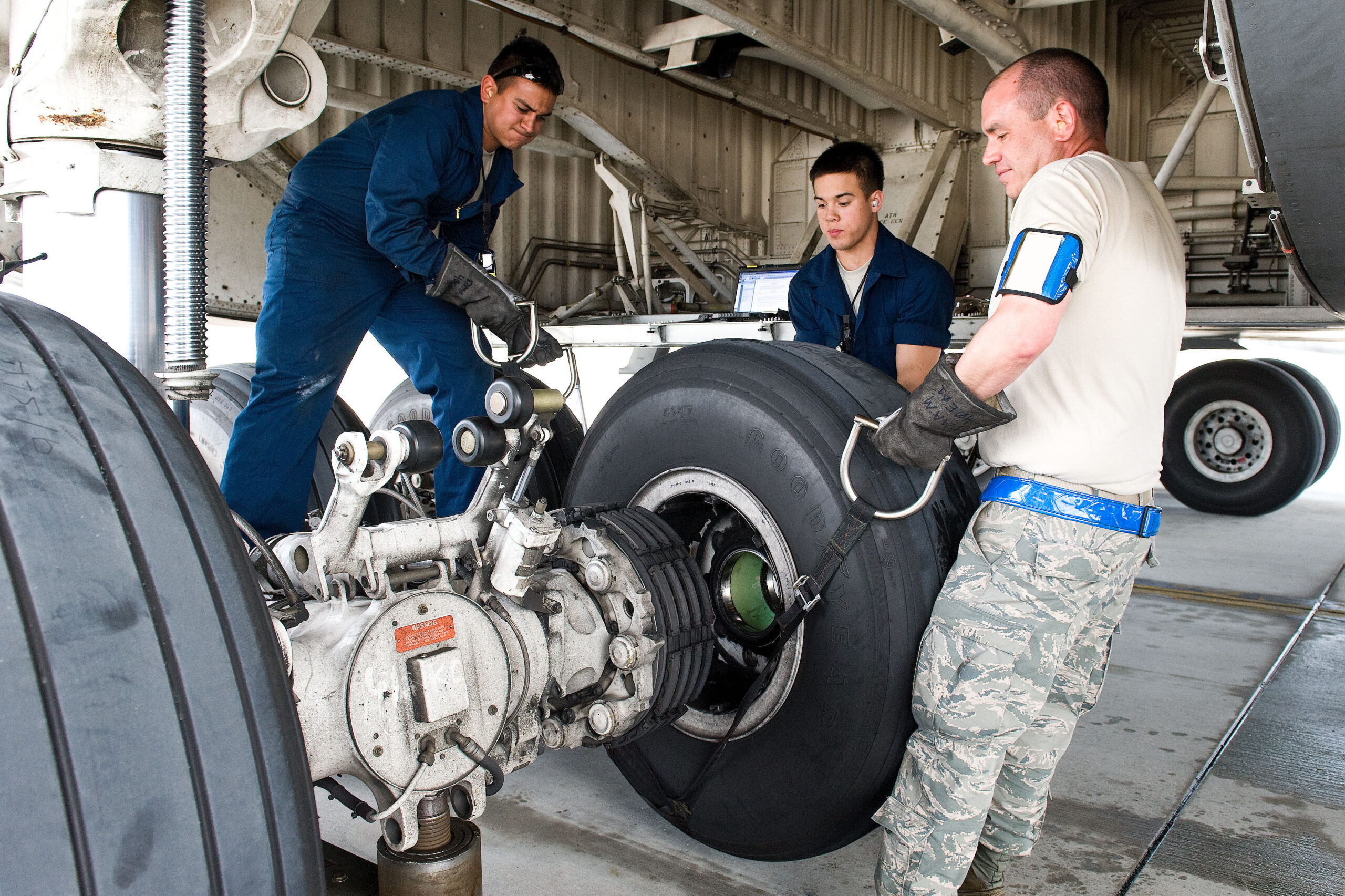 Cada una de las ruedas del C-5M Super Galaxy pesa más de 330 kilos. Foto: Roland Balik / USAF