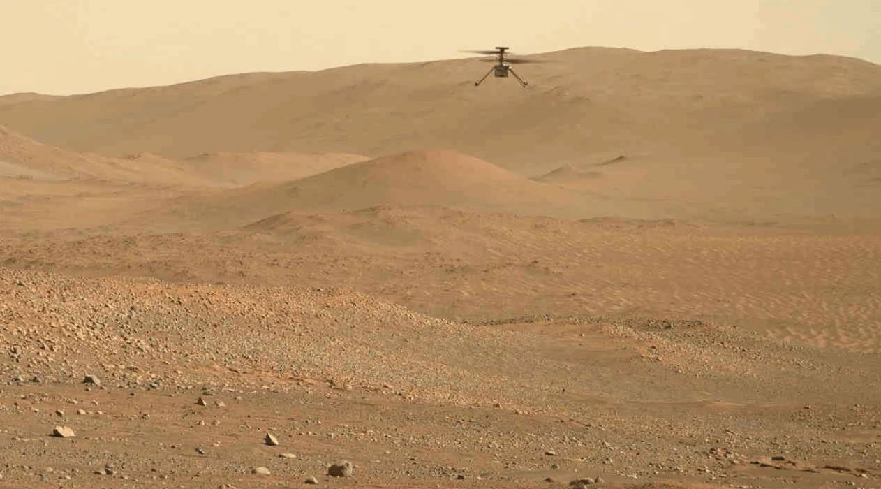 El Ingenuity durante uno de sus vuelos fotografiado por Perseverance. Foto: NASA