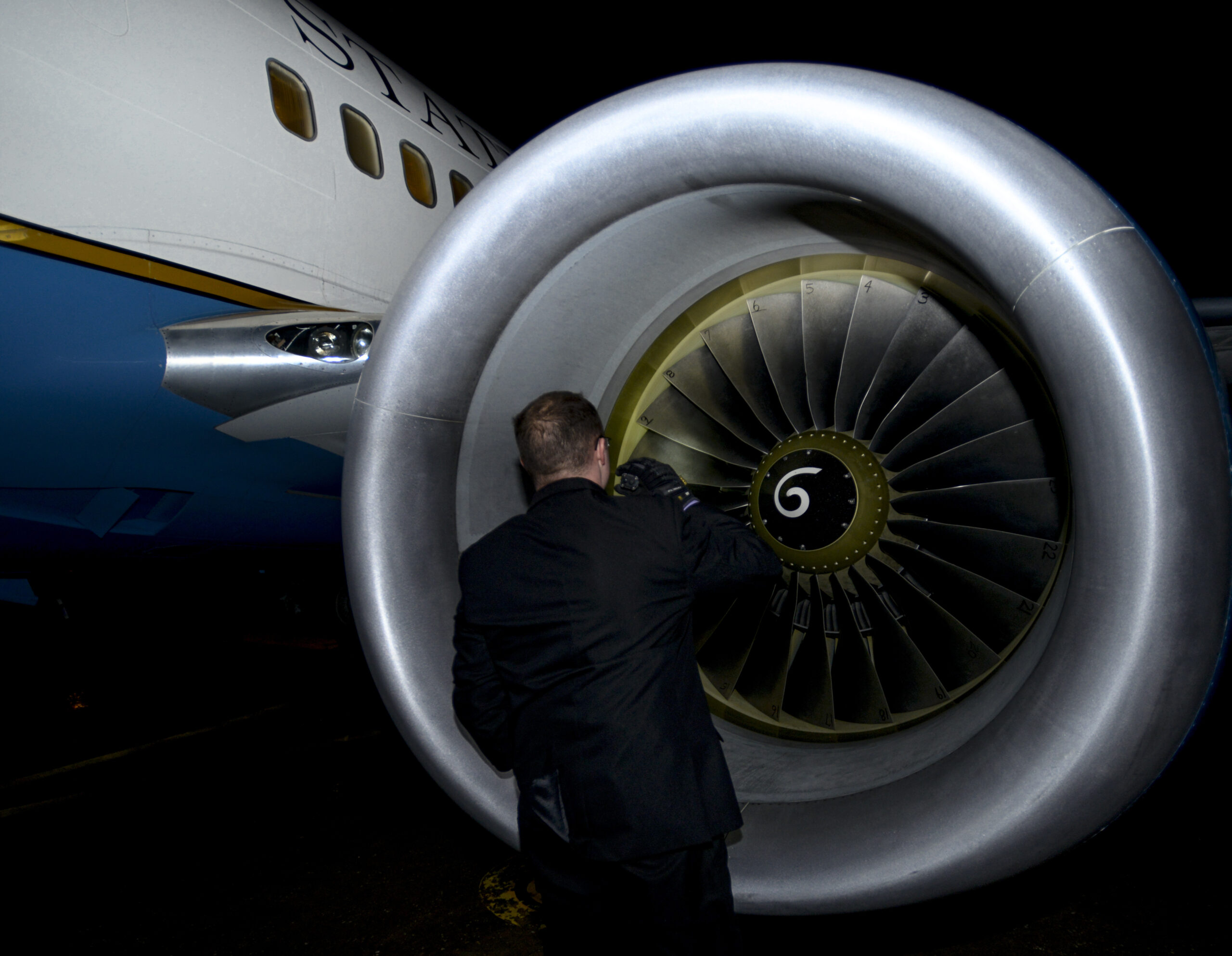 Inspección al motor de un C-40 Clipper. Foto: Sgt. Kevin Wallace / USAF