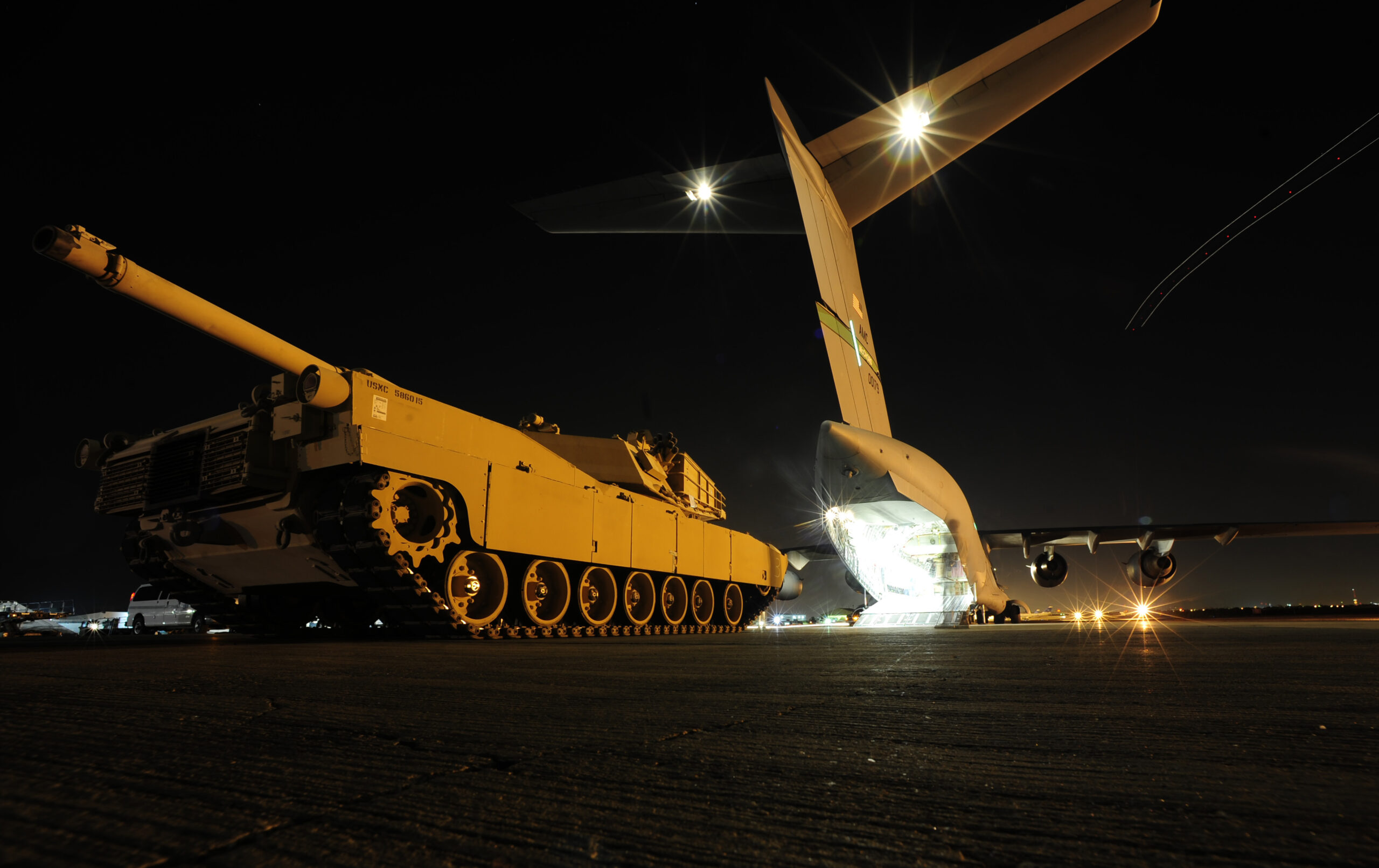 Lo normal es cargar un solo M1A1 en un C-5M Super Galaxy, pero en caso de necesidad se pueden cargar dos. Foto: Sgt Andy M. Kin