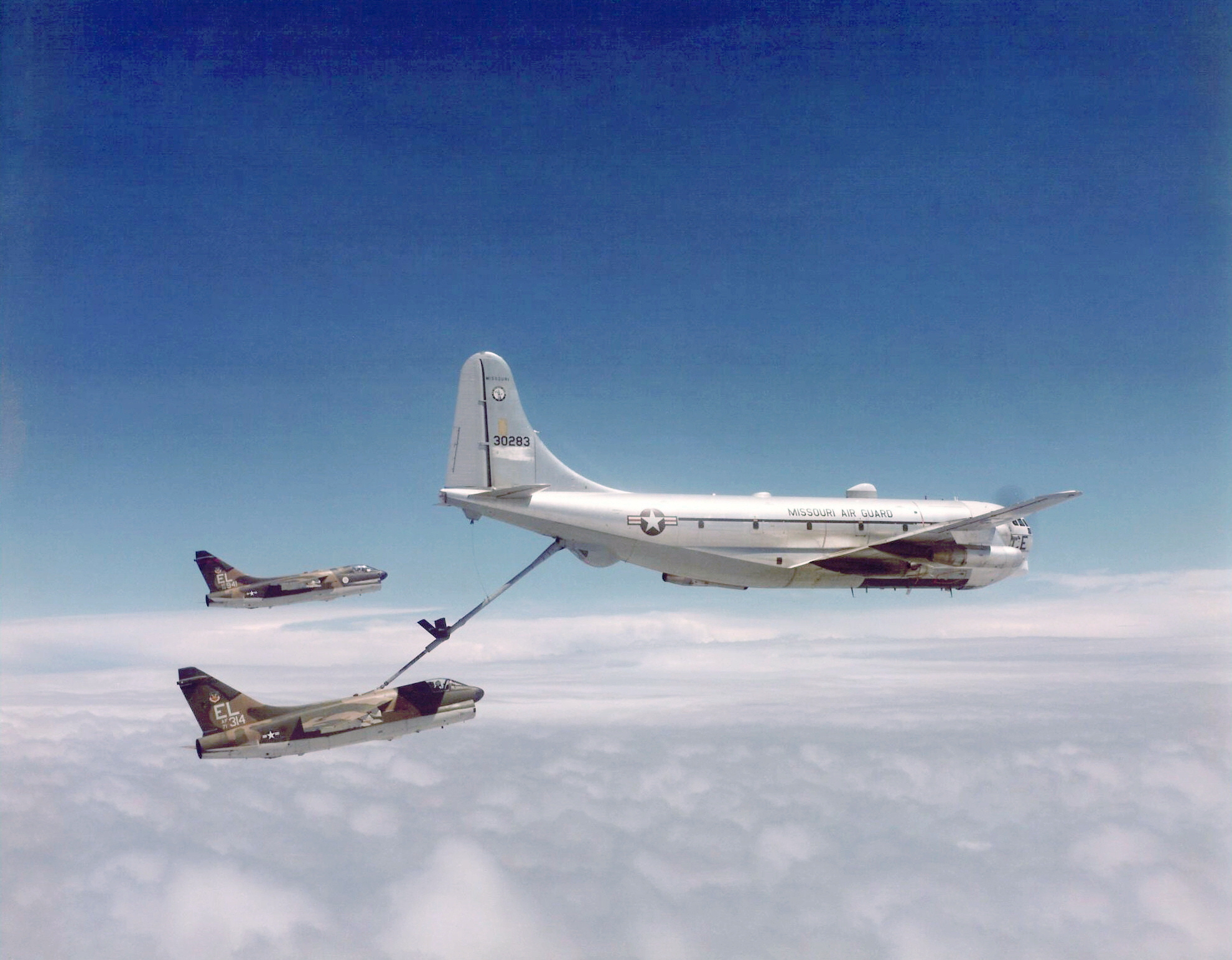 Un KC-97L de la Guardia Aérea Nacional de Missouri repostando en vuelo a dos Vought Corsair. Foto: USAF