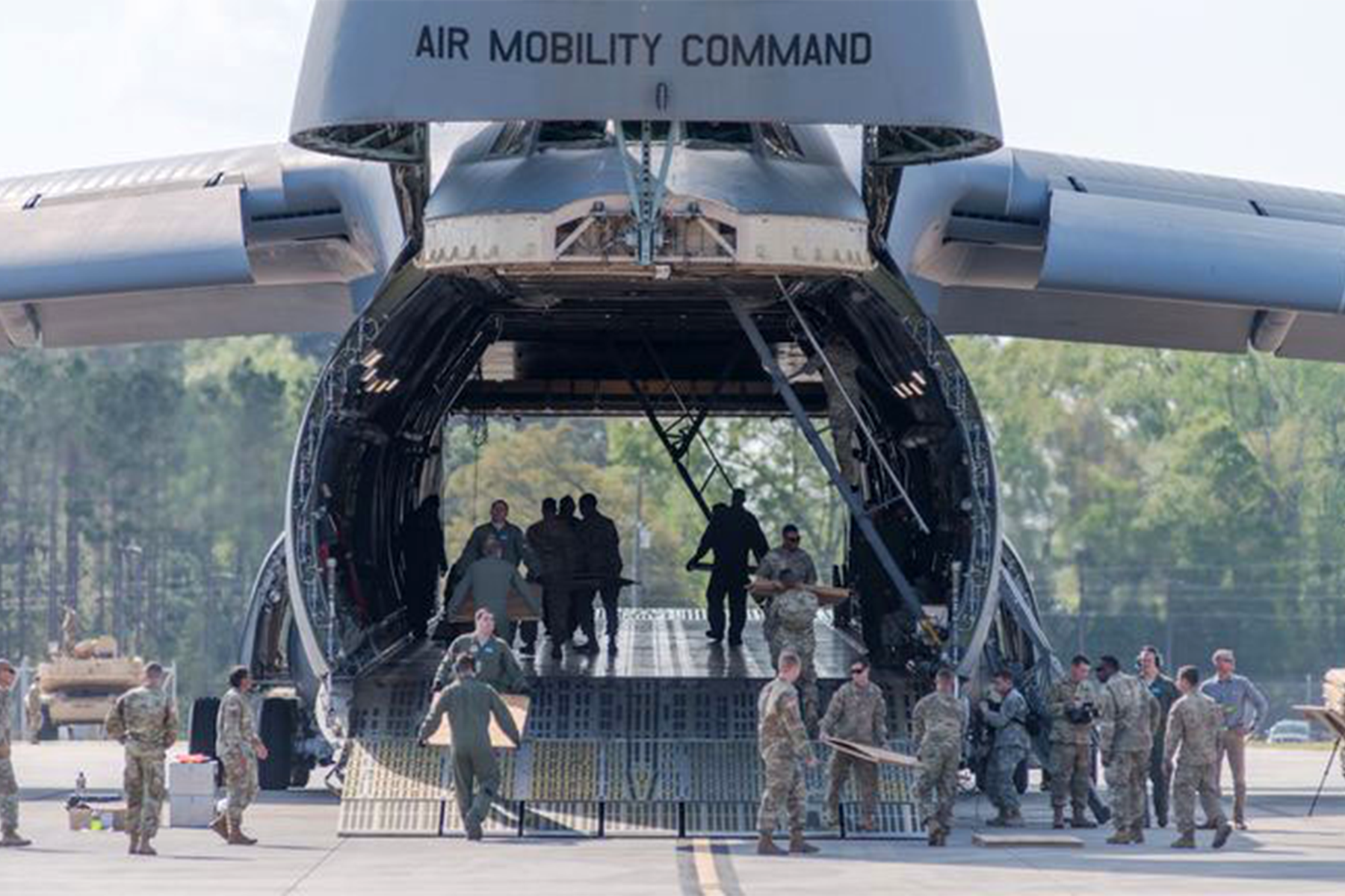 Tanto la parte delantera como trasera de la bodega de carga del C-5M Super Galaxy se puede abrir a la vez, facilitando la carga. Foto: USAF