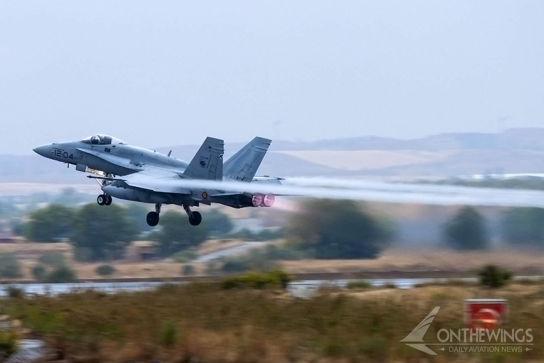 EF-18 despegando desde Torrejón un día lluvioso