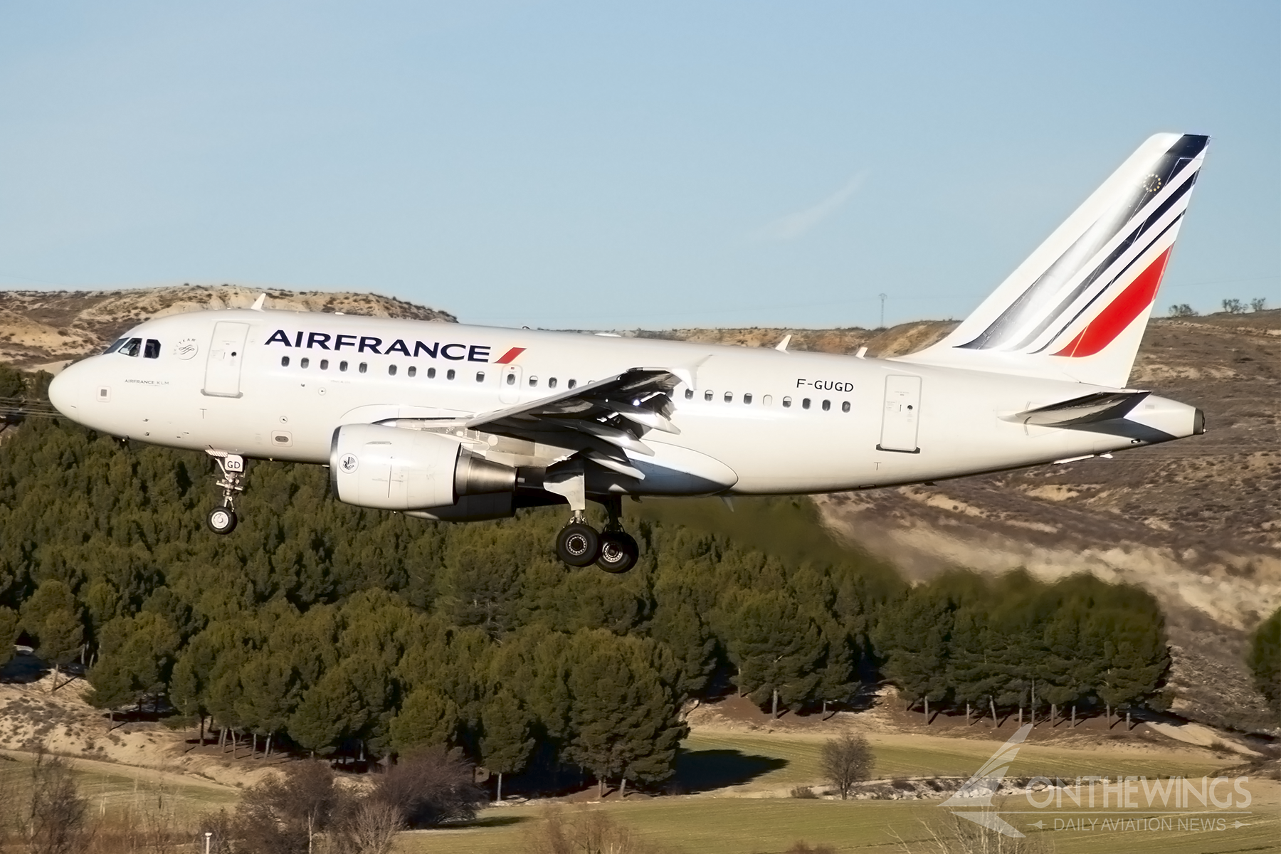 El A318 de Air France aterrizando en Barajas.