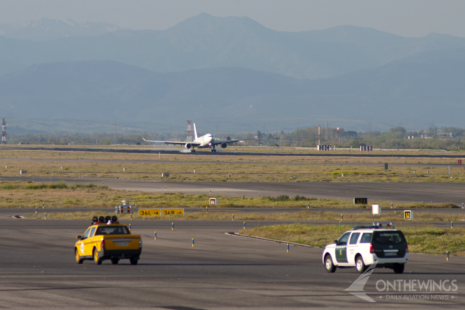 Momento en el que el A330-200 de Air Europa tocaba pista en el aeropuerto de Barajas con más equipos de emergencia dirigiéndose al lugar de espera.