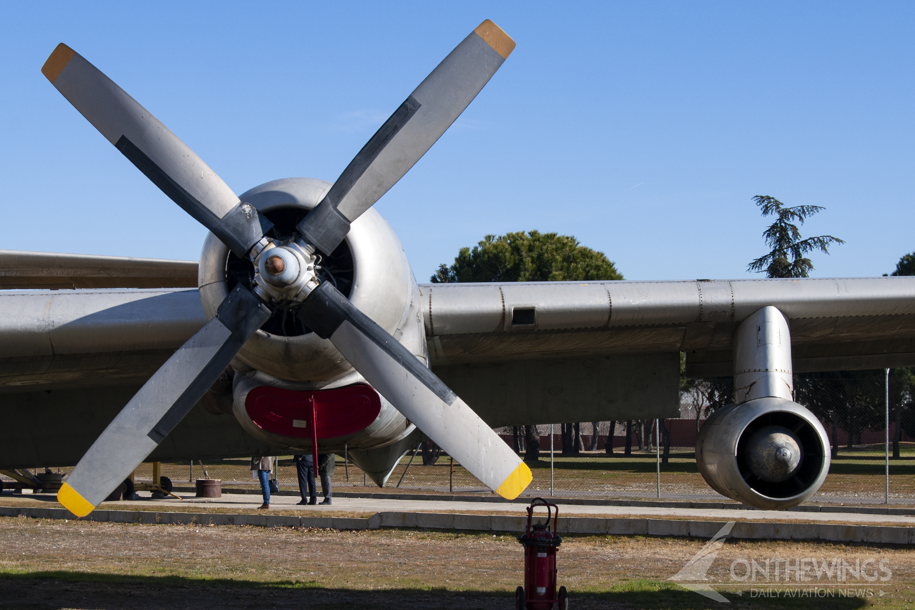 El motor número 1 un Pratt & Whitney R-4360-59 radial de 28 cilindros y 3549cv junto con el J47-GE-23 de 5.790 lbf