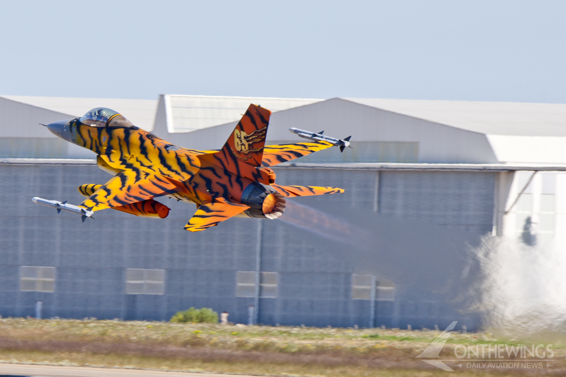 F-16 monoplaza belga despegando en el NATO Tiger Meet de Zaragoza del 2016.