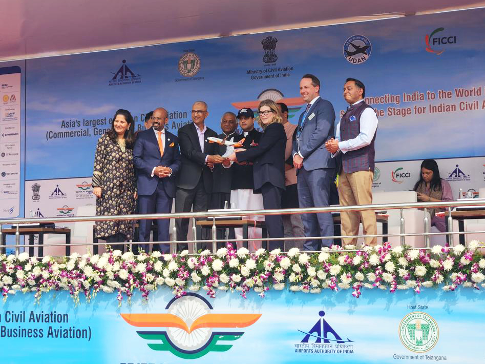 Firma del pedido por parte de representantes de Akasa Air y Boeing en el Wings Of India 2024. Foto: Akasa Air