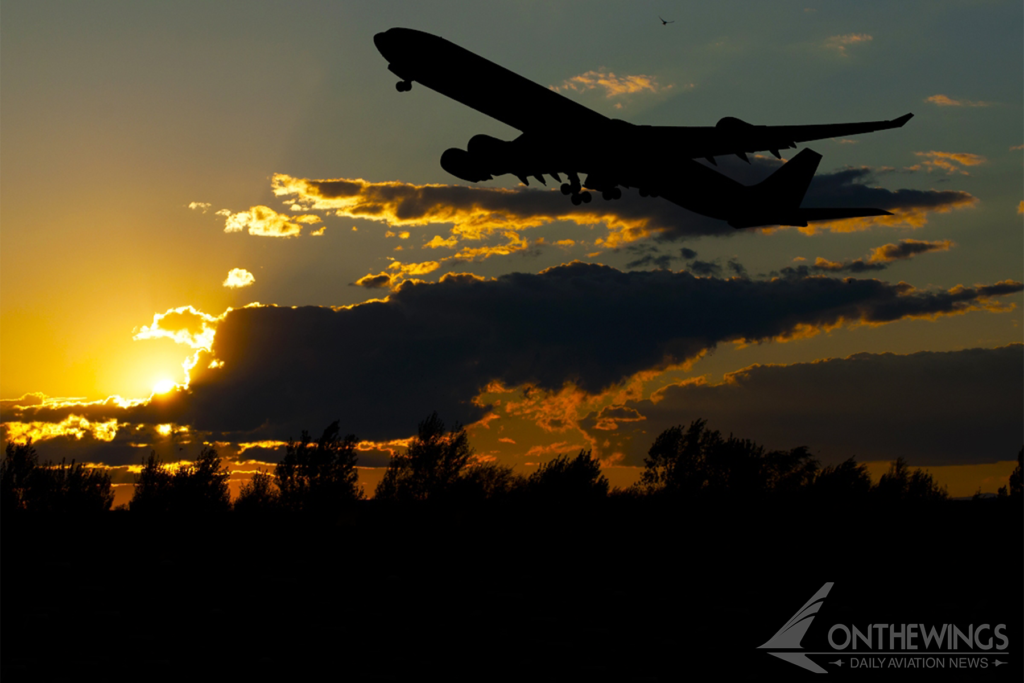 Uno de los Airbus A340-600 de Iberia despegando desde Madrid - Barajas al atardecer.