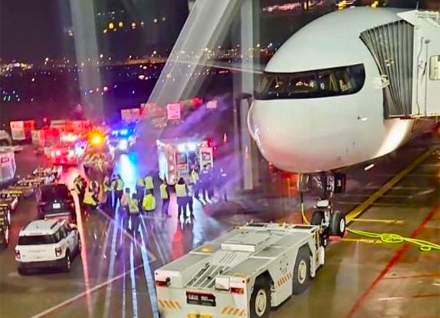 Las autoridades acudieron rápidamente al 777 de Air Canada para asegurar la zona y socorrer al pasajero. Foto: desconocido / redes sociales