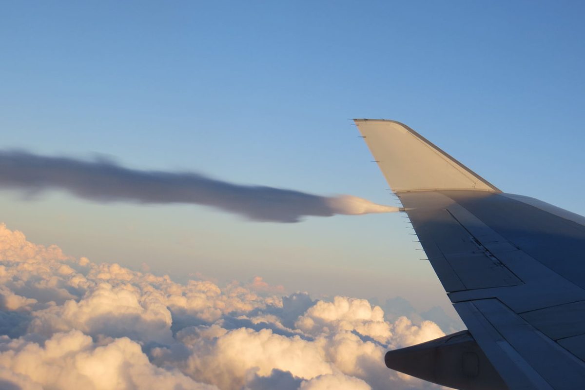 Un avión arrojando combustible en pleno vuelo. Foto: Reedy